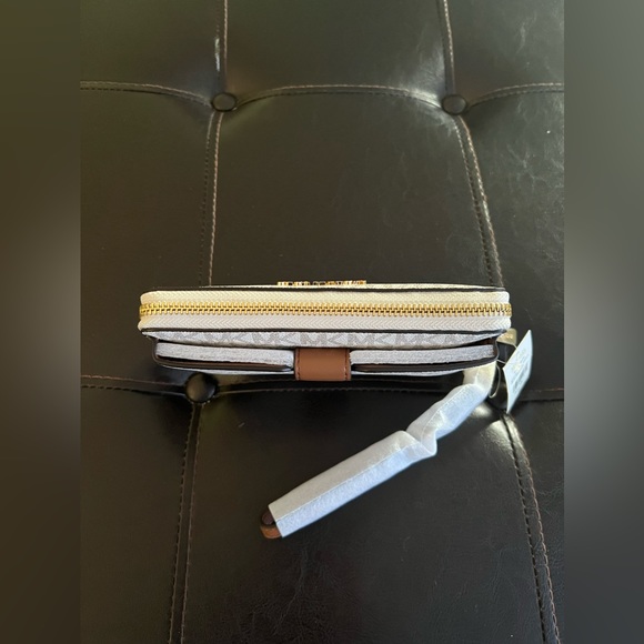 Michael Kors Long Wallet - Picture 3 of 7